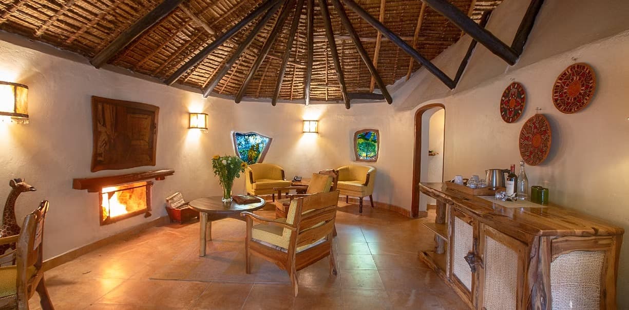 Chui Lodge circular lounge with fireplace