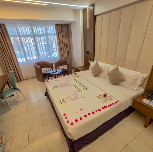 Hotel Sapphire bedroom prepared with a welcome arrangement