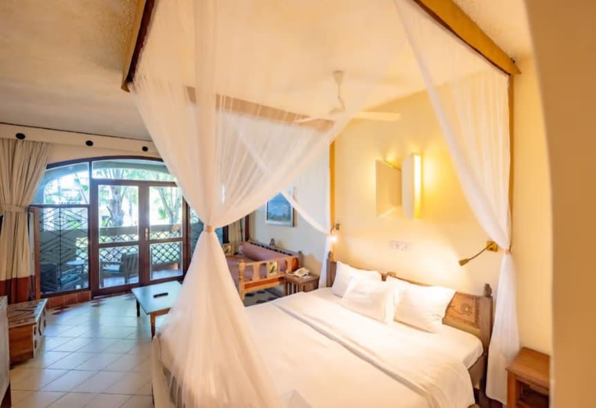 Severin Sea Lodge canopy bed room